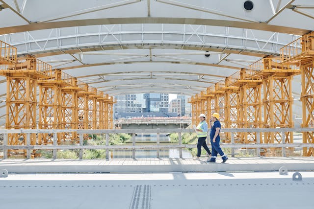 Equipo de obra en construcci&oacute;n